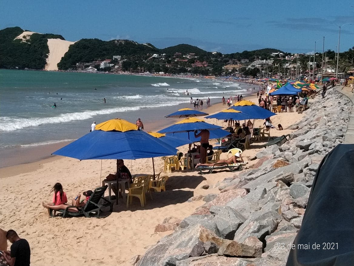 Fiscalização contra aglomerações na orla de Ponta Negra no fim de semana resulta em notificações e apreensão de aparelhos de som