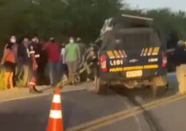 VÍDEO E FOTOS: Grave acidente entre caminhão e viatura da PRF em Currais Novos deixa policial morto
