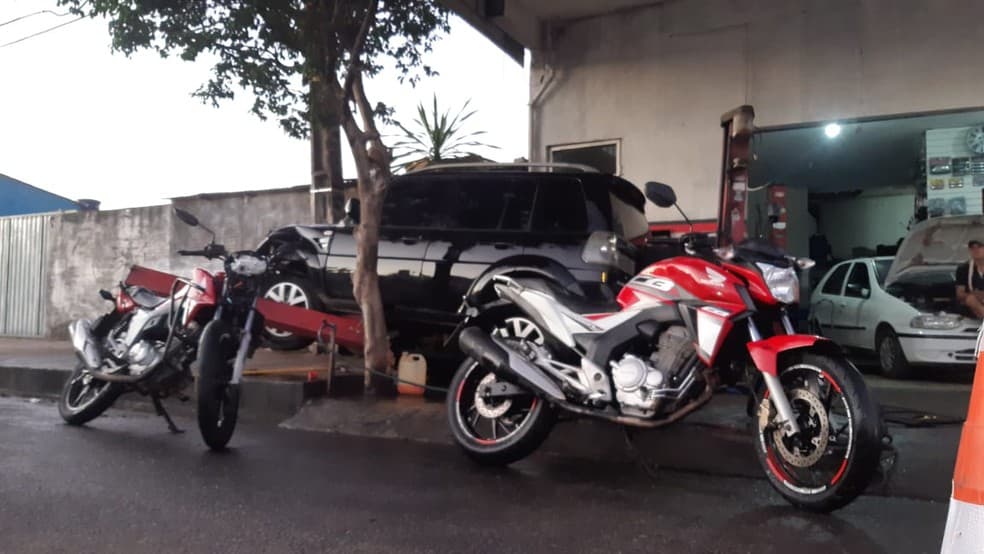 FOTOS: Motorista se envolve em briga de trânsito, perde controle do carro e atinge oficina na Zona Norte de Natal