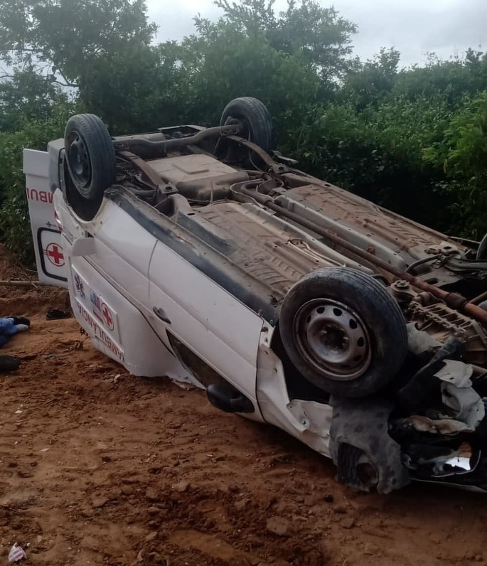 FOTO: Ambulância que transportava paciente de 87 anos capota e três pessoas ficam gravemente feridas na BR-101, na Grande Natal