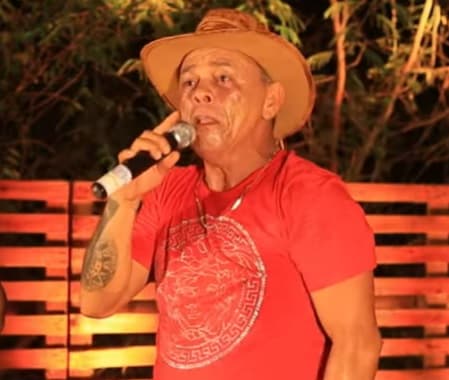 VÍDEO: Cantor Briola Sales desabafa e chora em live ao relatar a crise dos músicos potiguares na pandemia