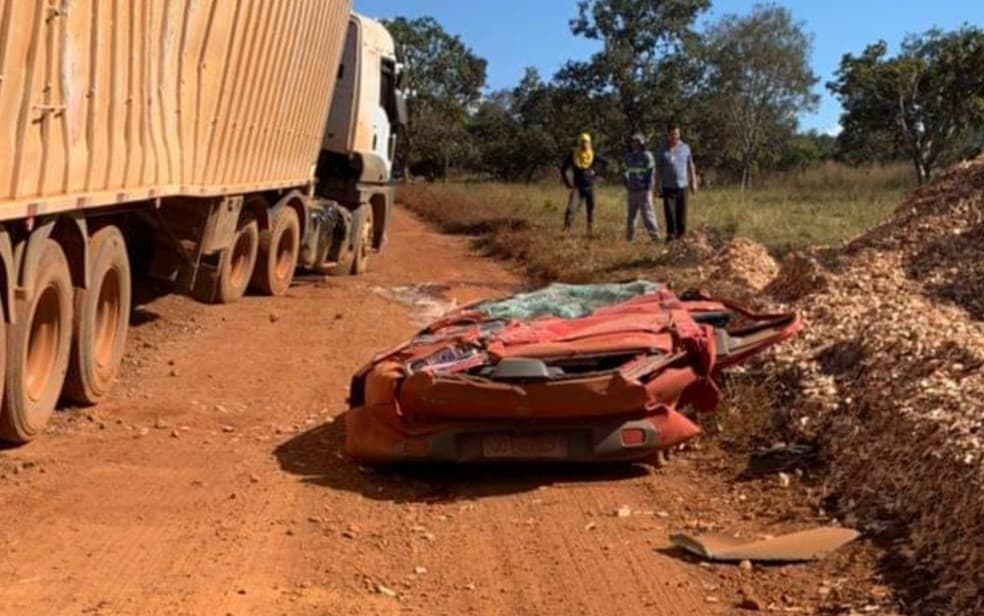 FOTOS: Carreta levando 30 toneladas de eucalipto tomba e esmaga carro; Casal havia deixado veículo minutos antes para buscar filha