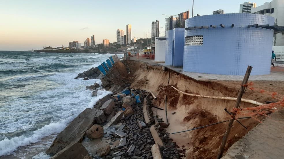 FOTOS: Trecho do calçadão da Praia do Meio cede em Natal pela segunda vez em um mês