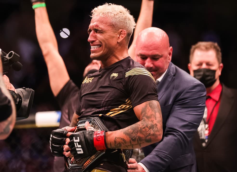Charles do Bronx é o novo campeão peso-leve do UFC; Brasileiro nocauteou Michael Chandler