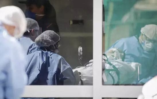 Média de mortes diárias por covid-19 no Brasil cai 23,8% em um mês