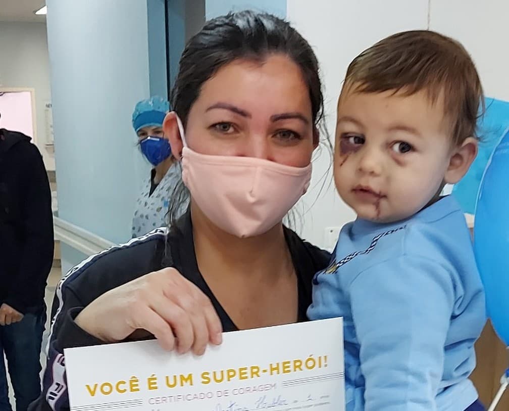 Bebê ferido em ataque a creche de SC recebe alta médica no Dia das Mães; ‘Dia mais feliz da minha vida', escreveu a mãe nas redes sociais