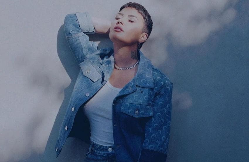 Cantora Demi Lovato anuncia que é uma pessoa não-binária; entenda significado