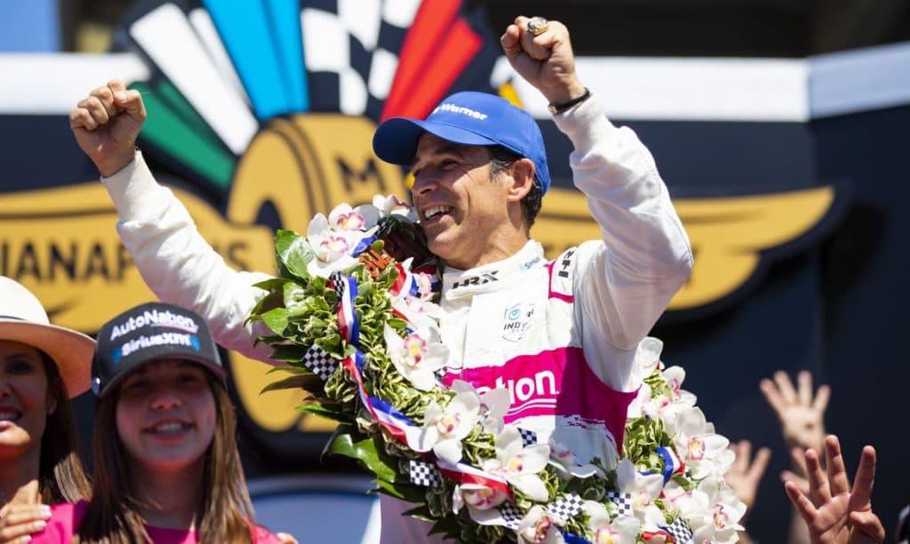 Helio Castroneves vence 500 milhas de Indianápolis pela quarta vez; Brasileiro avançou para a 1ª posição a duas voltas do fim da corrida