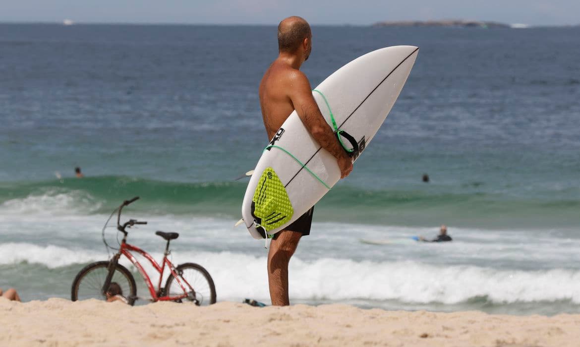 Rio autoriza permanência nas praias e acaba com toque de recolher