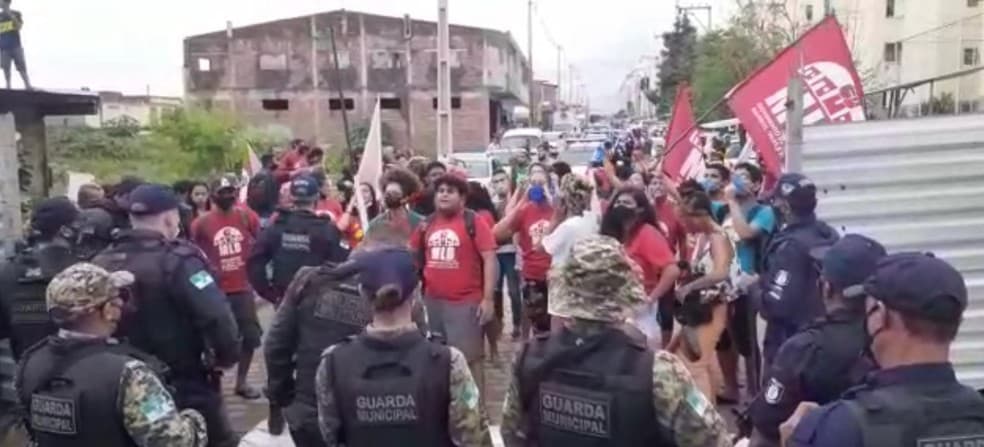 VÍDEO: Entrega de residencial em Natal com presença do ministro Rogério Marinho tem tentativa de invasão de manifestantes do MLB; confusão, spray de pimenta e tiros com balas de borracha