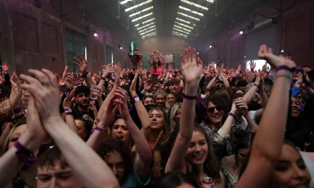 Reino Unido faz festa para 3 mil pessoas sem máscara como teste