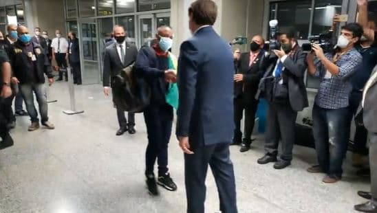 Caso Robson: ex-motorista volta ao Brasil recepcionado por Bolsonaro
