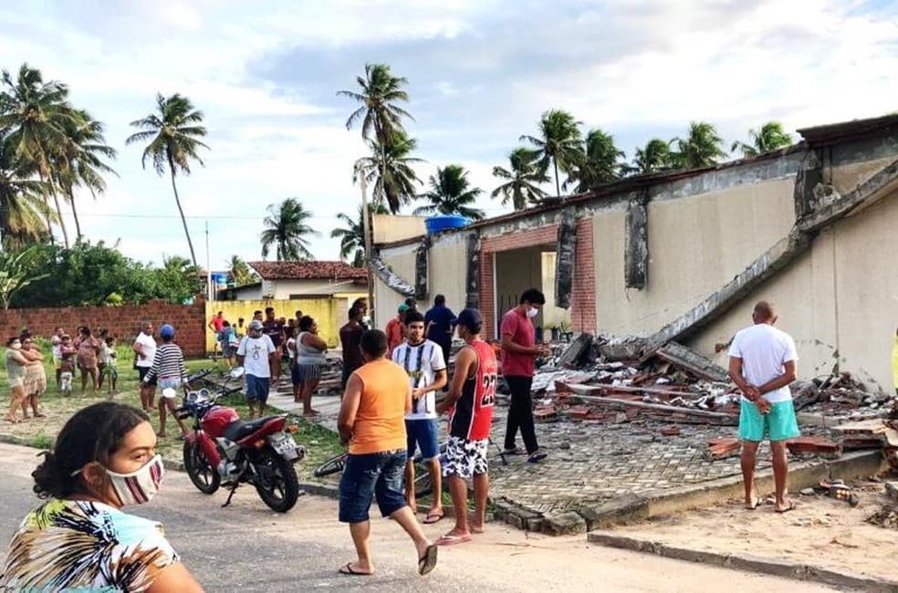 Teto de centro de artesanato no município de Senador Georgino Avelino desaba e mata servidor público