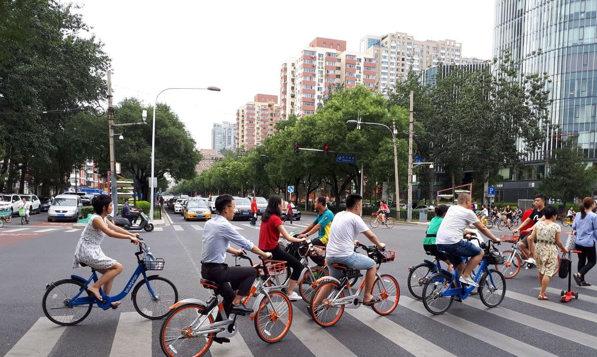 China passa a permitir três filhos por casal e impacto da "nova política" provoca questionamentos