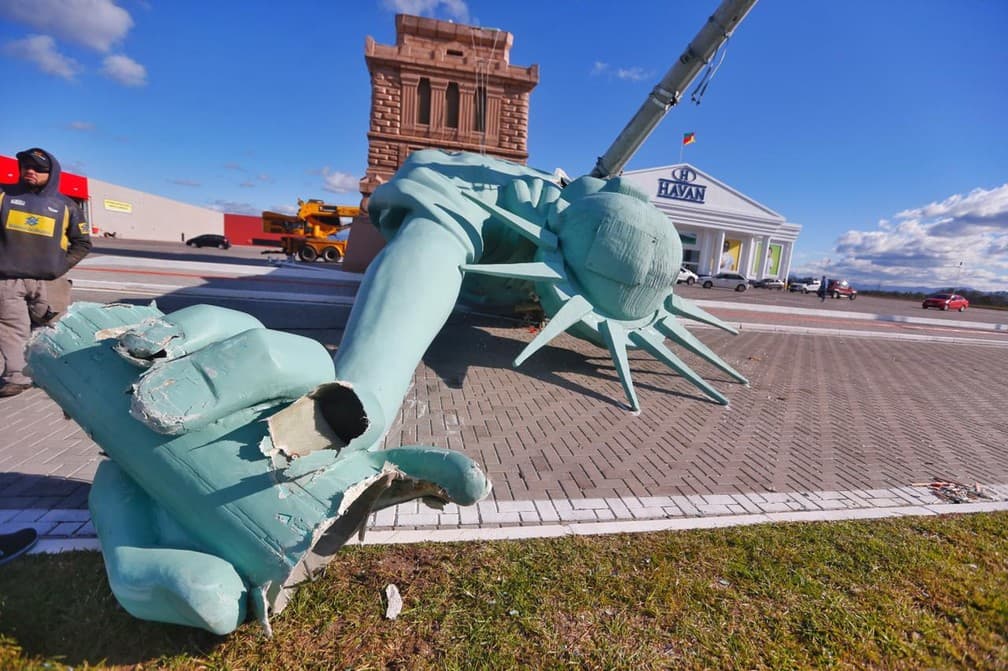 FOTOS: Estátua da Havan cai atravessada por poste após ventos de 75km/h no RS