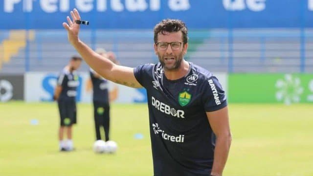 Após demissão do Cuiabá com título e 10 jogos invicto, Alberto Valentim nega envolvimento com mulher do presidente e se revolta com "fake news"