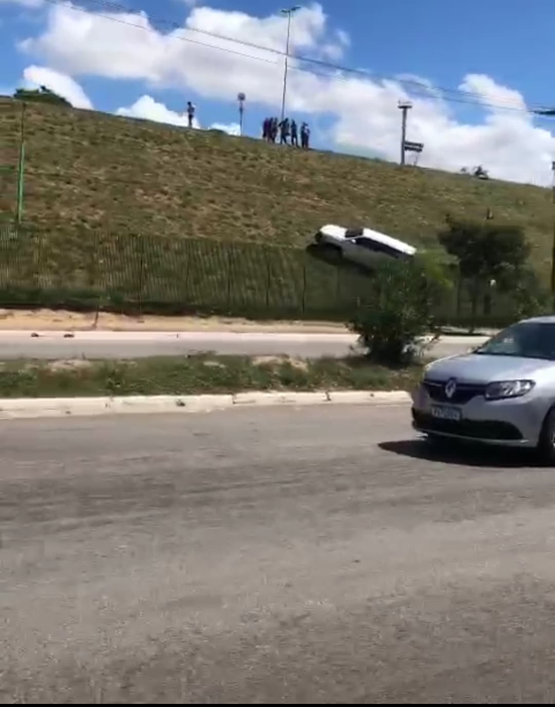 FOTOS E VÍDEO: Carro vai parar em "paredão" de gramado do Carrefour após acidente em Natal