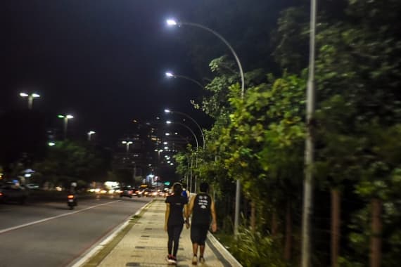 Calçadão da avenida Roberto Freire recebe nova iluminação