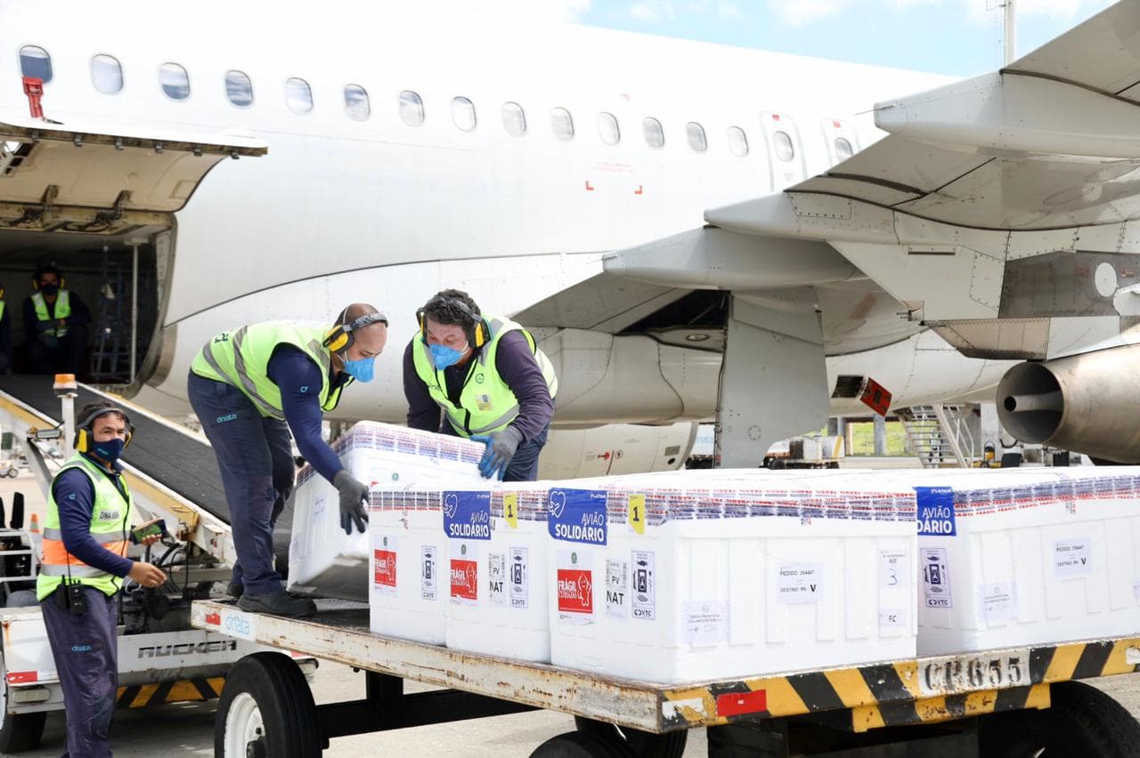 FOTOS: RN recebe lote com 95.500 doses da vacina Astrazeneca/Fiocruz; 10% destinados ao público da educação