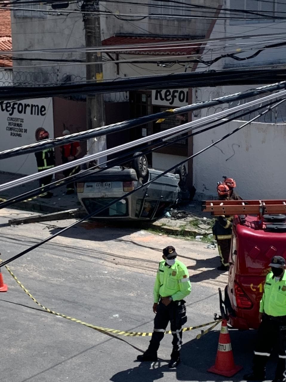 FOTOS: Capotamento de carro é registrado na subida para o bairro Mãe Luiza, em Natal