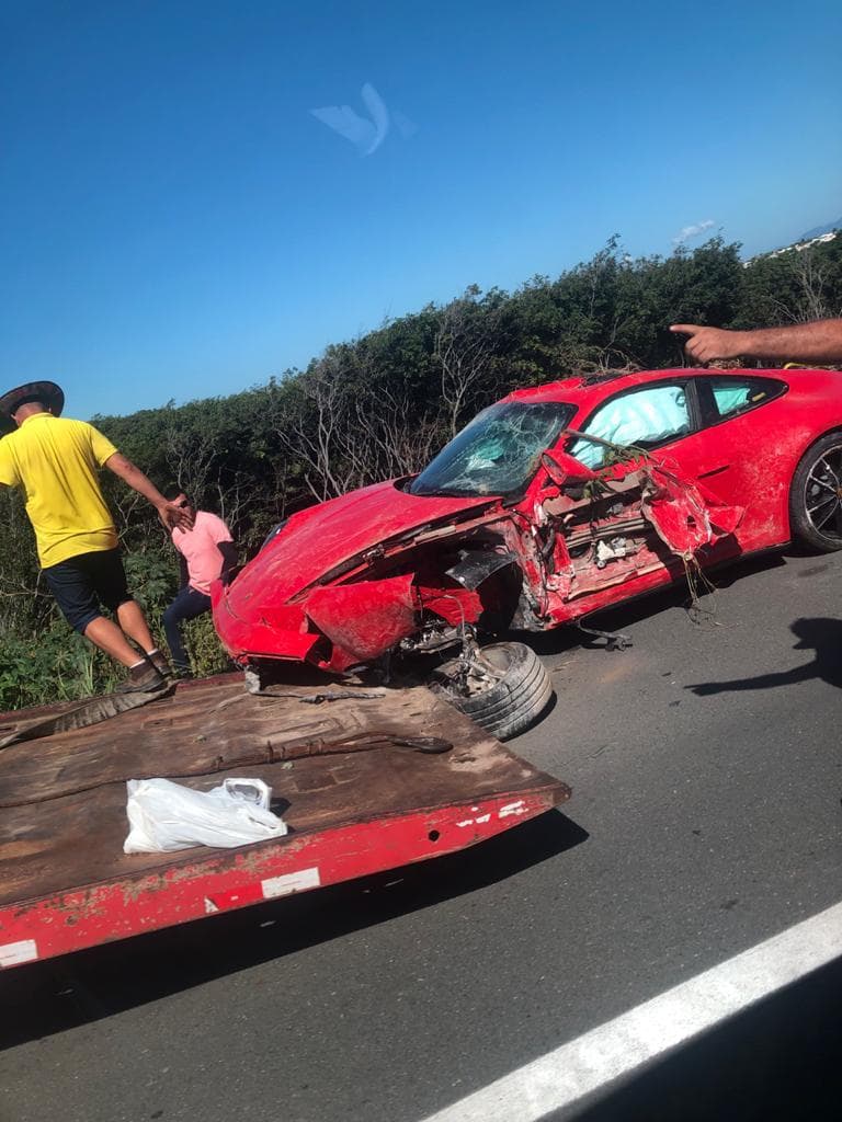 VÍDEOS E FOTOS: Porsche fica destruído após acidente em estrada para o Beach Park, no Ceará