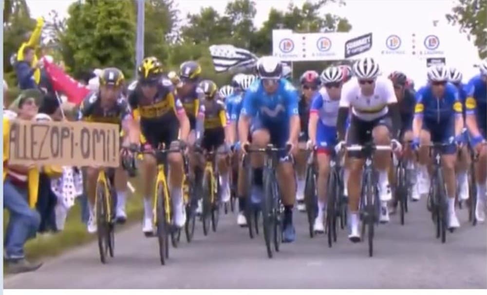 VÍDEO: Fã com cartaz causa acidente feio e ‘strike de bicicletas' no Tour de France