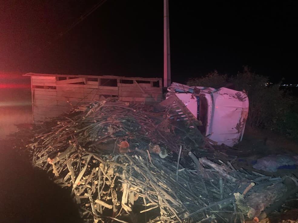 ACIDENTE: Caminhão carregado de lenha tomba na RN-89, motorista morre e três pessoas ficam feridas
