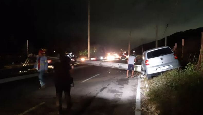 Motorista perde controle do carro, derruba poste e deixa trecho da Via Costeira às escuras