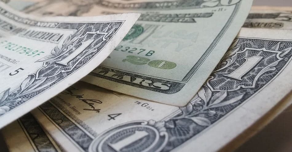 Dólar cai de novo e chega a R$ 4,90, menor valor em mais de um ano