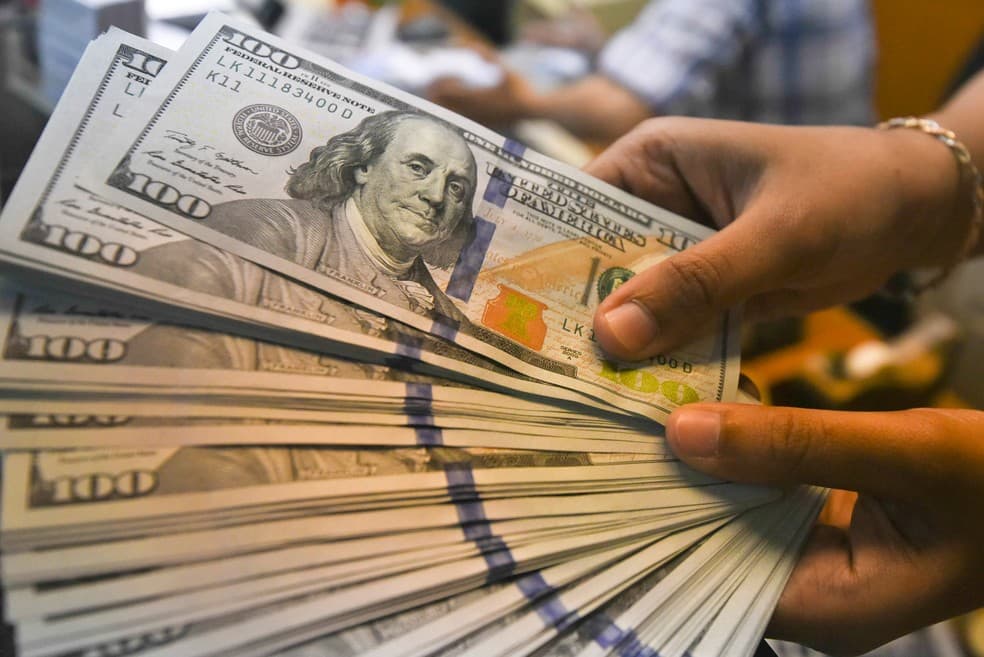 Dólar fecha abaixo de R$ 5 pela primeira vez em mais de 1 ano