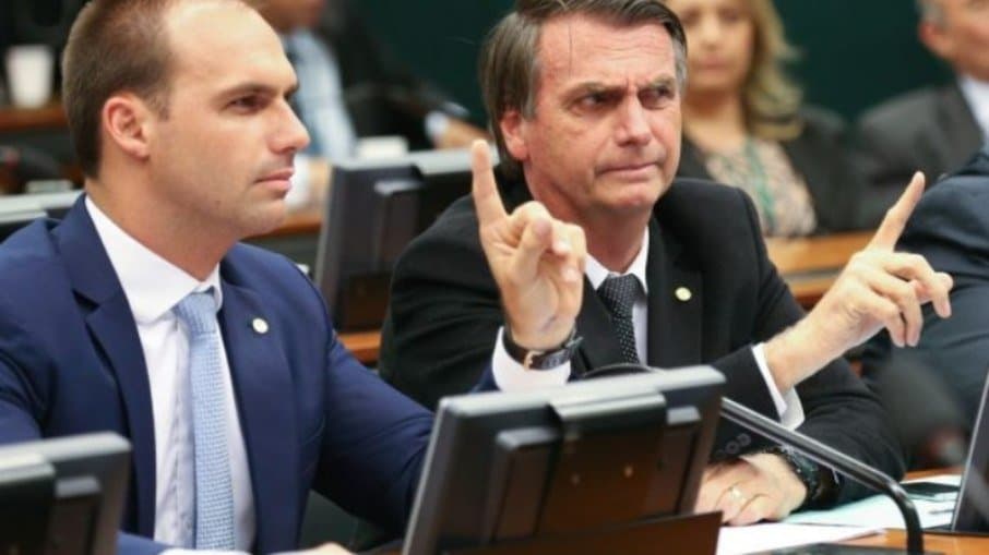 Facebook proíbe Eduardo Bolsonaro de postar ou comentar por uma semana após compartilhar vídeo do pai
