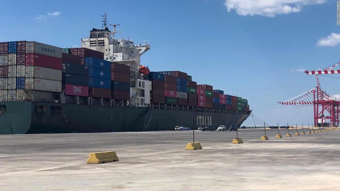 Capitão de navio cargueiro morre a bordo e tripulação fica ‘presa' no mar por semanas