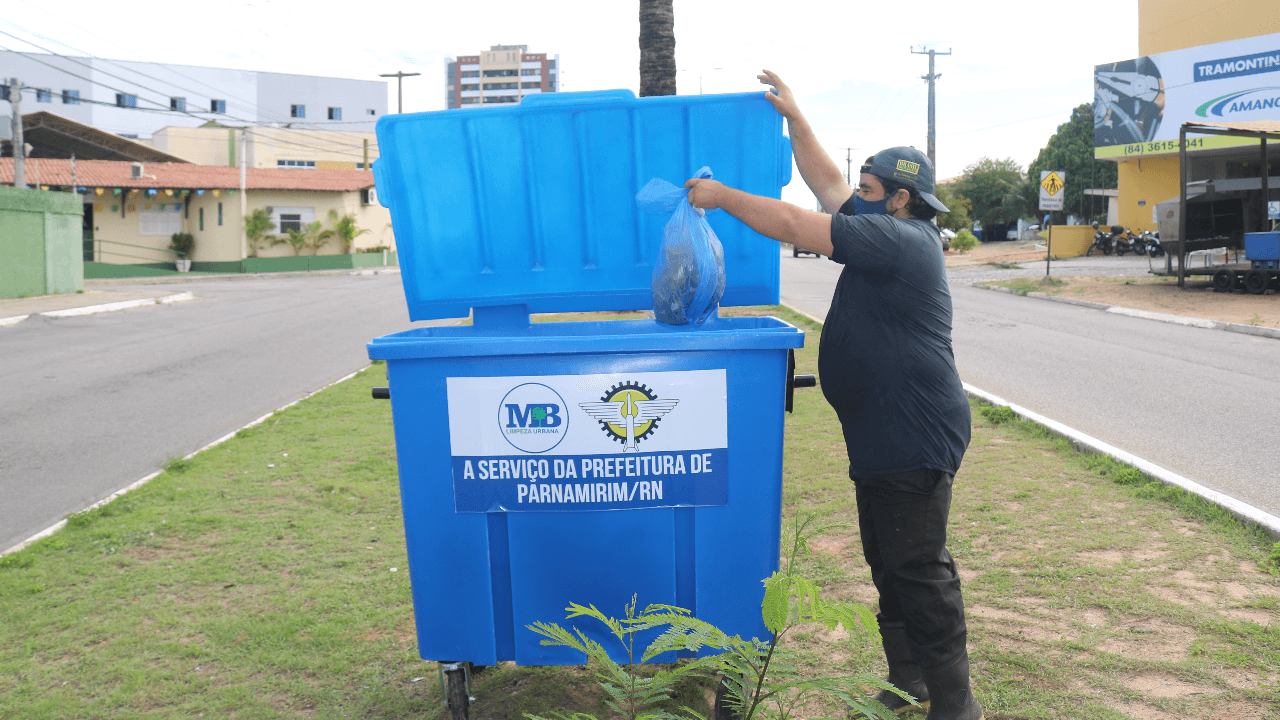FOTOS: Contêineres fixos são instalados em Parnamirim