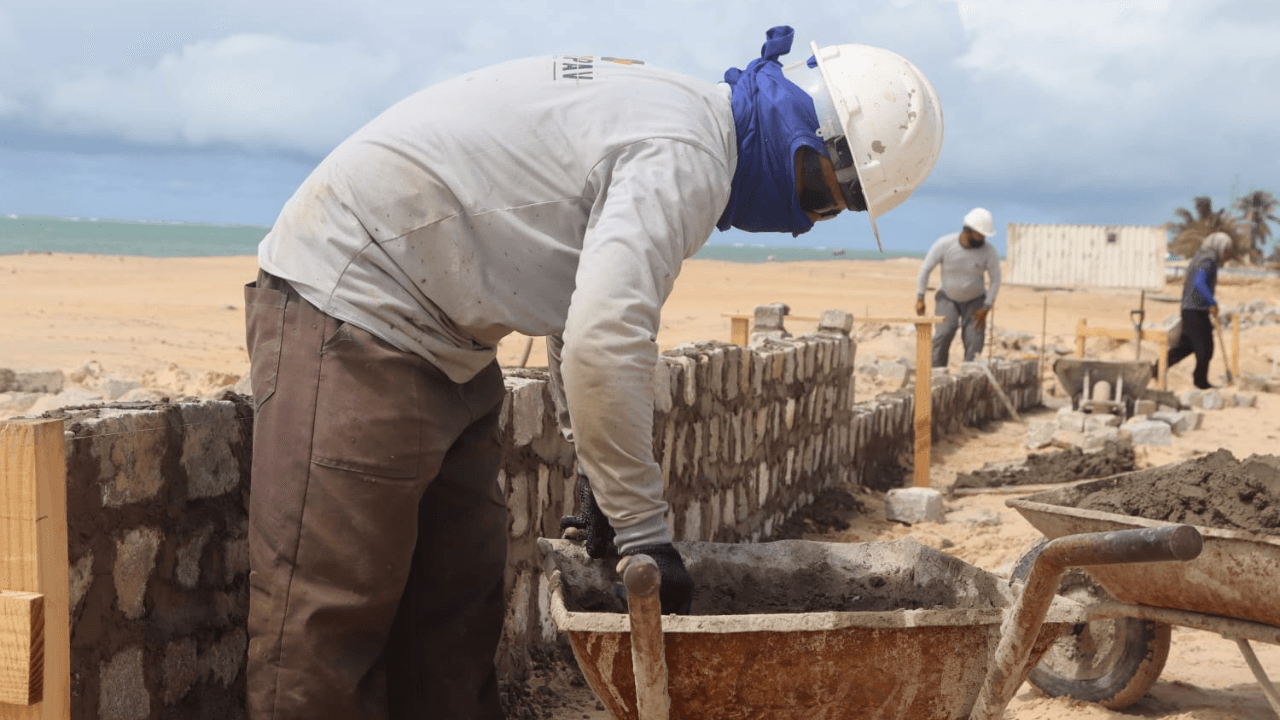 PARNAMIRIM - (FOTOS): Urbanização de Pirangi avança e tem serviço de contenção iniciado