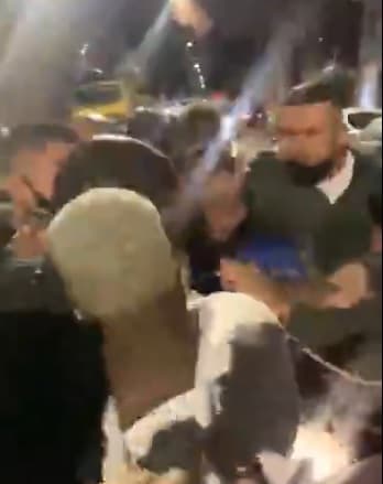 VÍDEO: Mais um jogador do Palmeiras é hostilizado por torcedores na saída de suposta festa clandestina