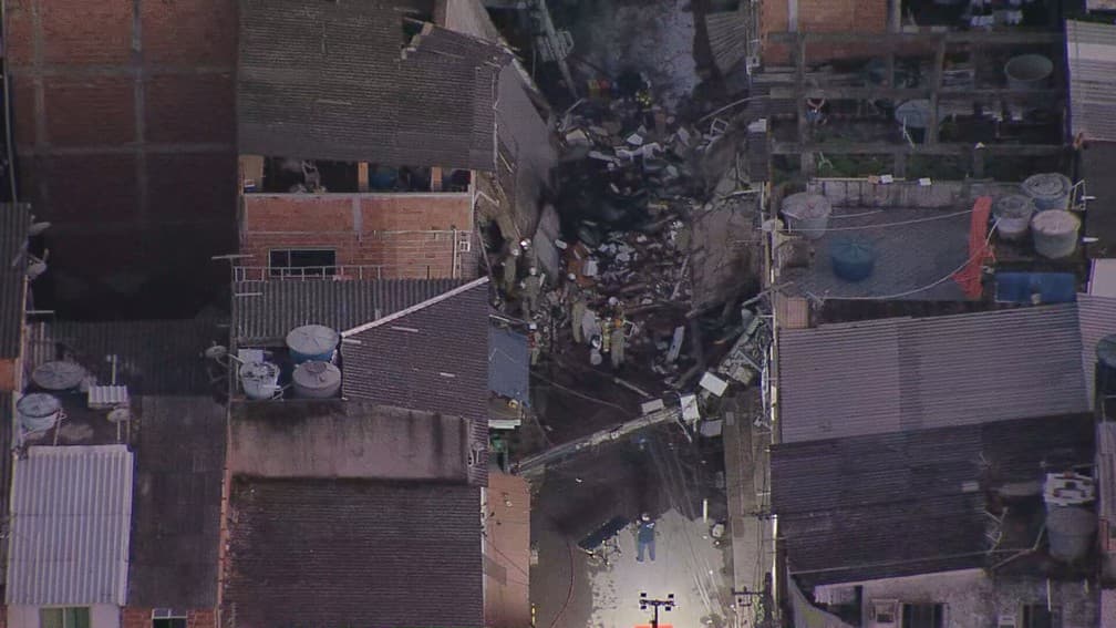 FOTOS: Prédio de 4 andares desaba na Zona Oeste do Rio de Janeiro