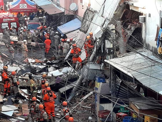 Bombeiros resgatam 4 pessoas dos escombros e confirmam morte de criança em prédio que desabou no RJ