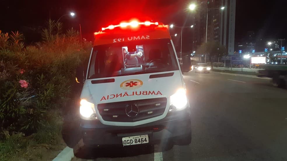 Homem é atropelado e socorrido em estado grave na BR-101 na altura de Potilândia; segundo testemunhas, vítima tentava atravessar a rodovia a menos de 50 metros de passarela