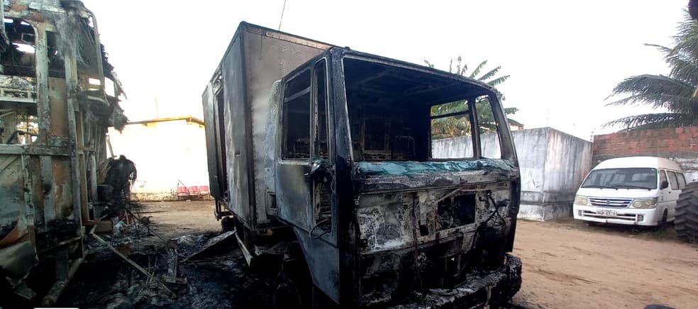 FOTOS: Incêndio destrói três ônibus, carro baú e máquinas de prefeitura no interior do RN