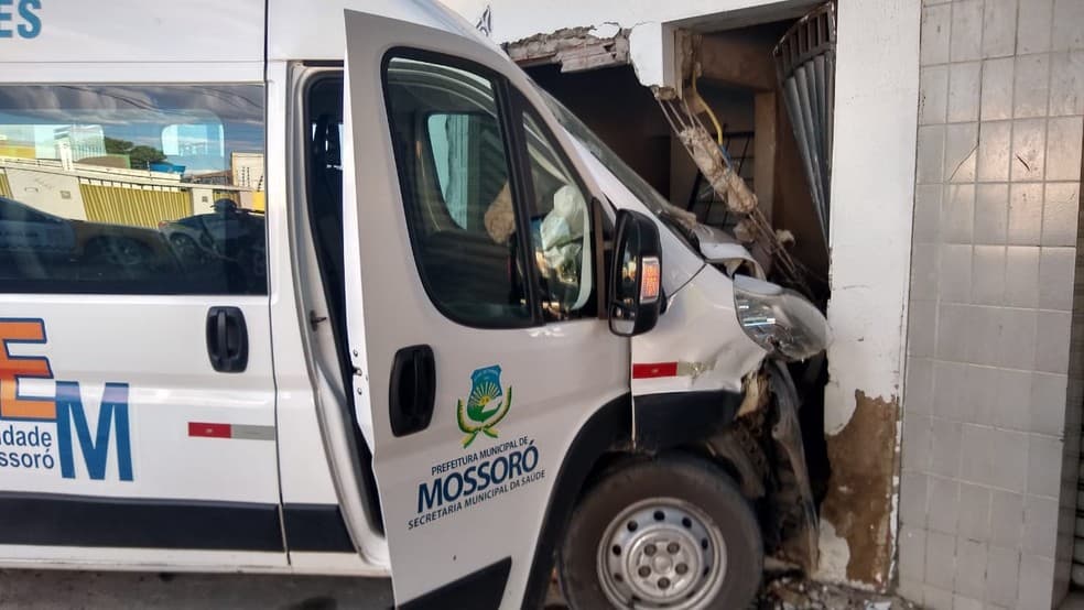 FOTO: Van carregada de vacinas contra Covid é atingida por carro e derruba parede de casa em Mossoró