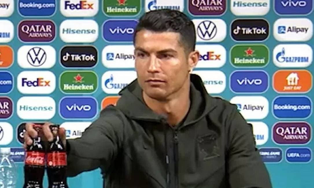 O GESTO E A PANCADA: Cristiano Ronaldo troca Coca-Cola por água, e empresa perde US$ 4 bilhões na Bolsa