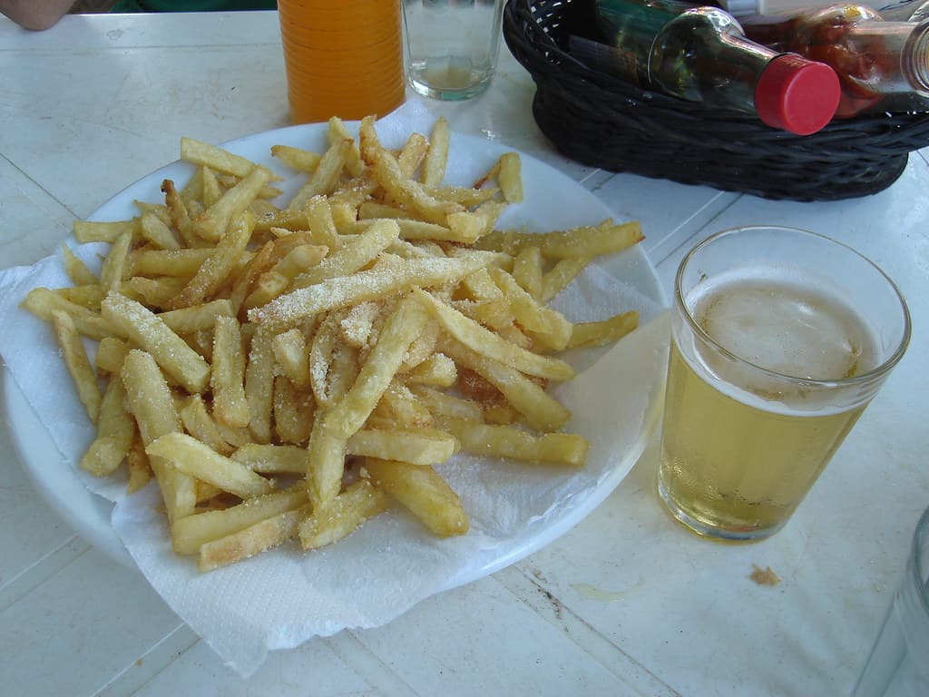 Turista de São Paulo faz denúncia após pagar R$ 500 por consumação de 8 cervejas e uma porção de batatinha frita na orla de Natal