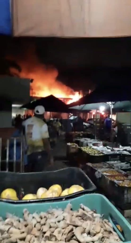 [FOTO E VÍDEO] Bombeiros combatem incêndio na Ceasa