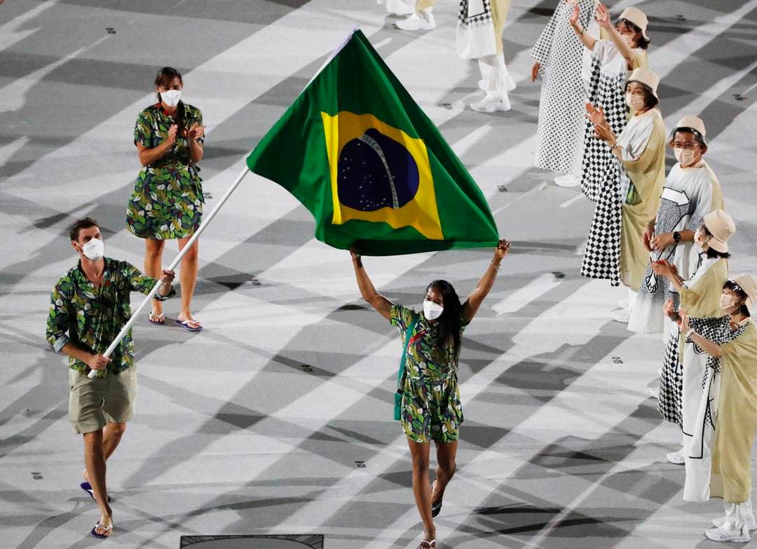 FOTOS: Porta-bandeiras do Brasil, Ketleyn Quadros(Judô) e Bruninho(Vôlei), desfilam na abertura das Olimpíadas de Tóquio 2020