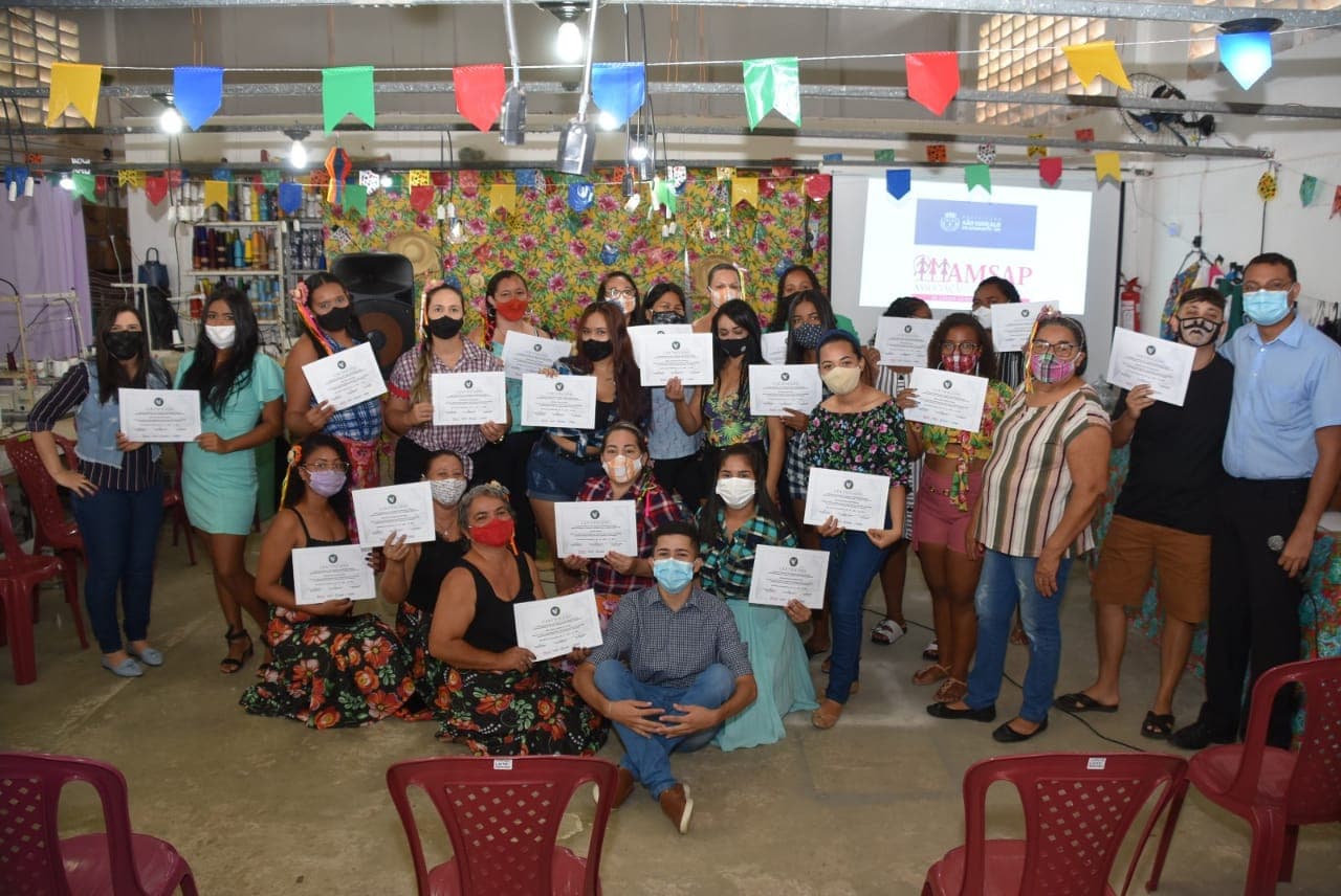 Qualificação - (FOTOS): Prefeitura de São Gonçalo realiza entrega de certificados para alunos do curso de costura industrial