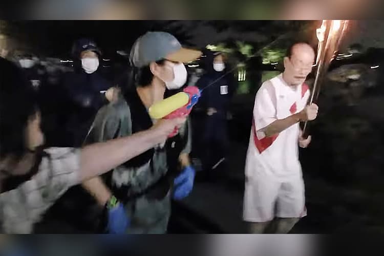 [FOTO] Mulher é presa ao tentar apagar tocha olímpica com pistola d’água