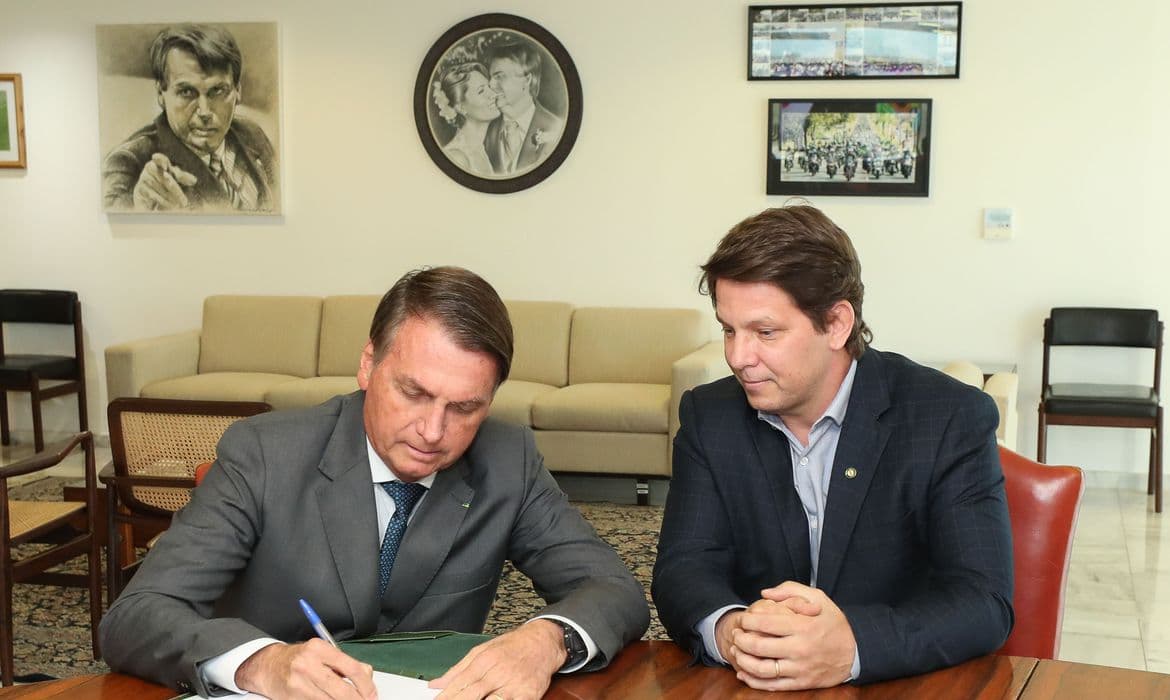 Bolsonaro assina decreto que regulamenta o Programa Nacional de Apoio à Cultura (Pronac), conhecido como Lei Rouanet