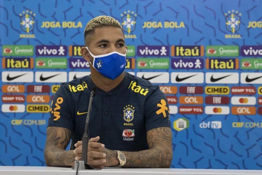 PRONTO: Douglas Luiz optou pelo 25 por ser meia, CBF detalha, e atleta se torna réu em ação judicial do Grupo Arco Íris de Cidadania LGBT que visa obrigar jogador a usar camisa 24 do Brasil