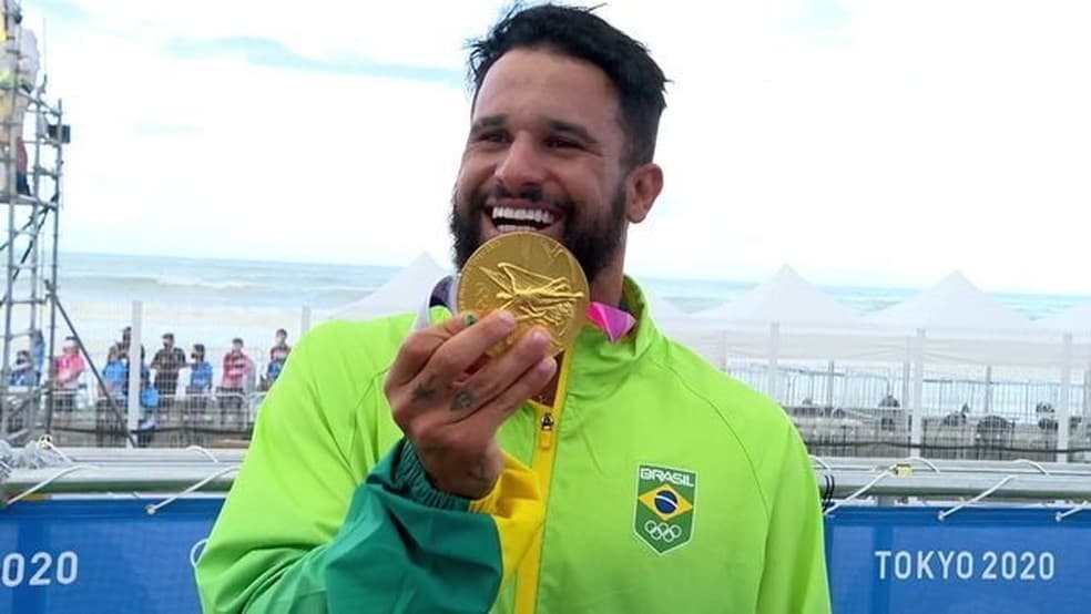 Italo Ferreira vê ouro como inspiração: "Quando você vem de baixo, tem mais garra"; campeão olímpico de surfe revela estratégia e planeja instituto em Baía Formosa