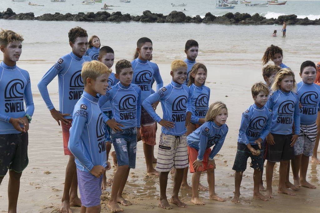 EFEITO ÍTALO FERREIRA: Crianças de Baía Formosa lotam aulas de surfe